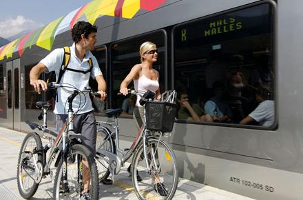 Due ciclisti presso la stazione dei treni
