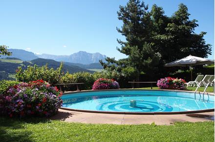 La piscina all'aperto con vista sulle montagne