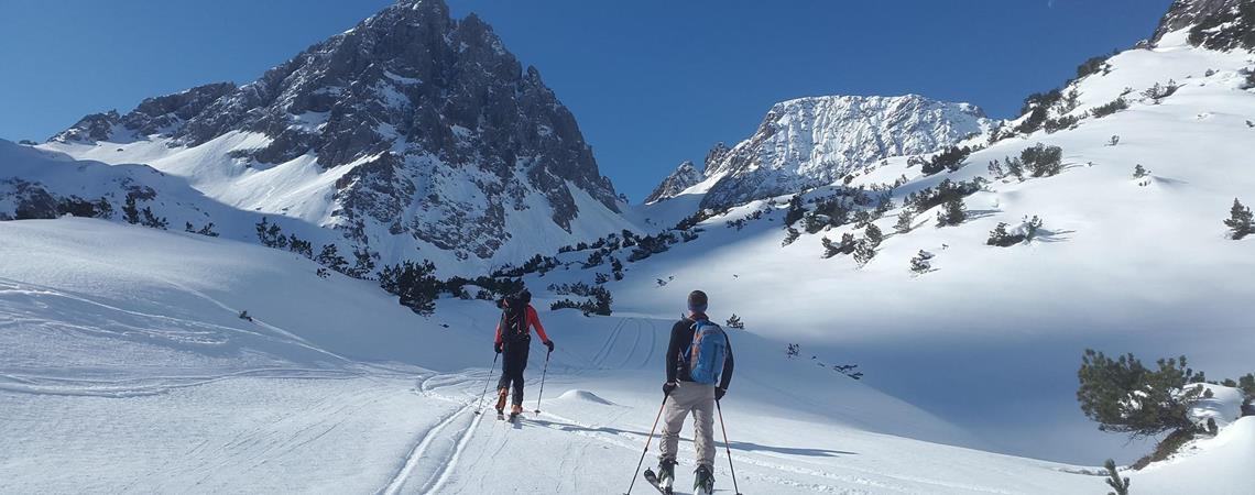 backcountry-skiiing-1363750-1920