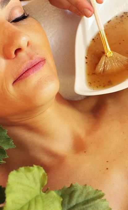 Una donna riceve un trattamento di benessere