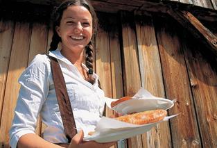 Eine Kellnerin in einer Almhütte