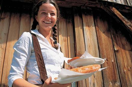 Eine Kellnerin in einer Almhütte