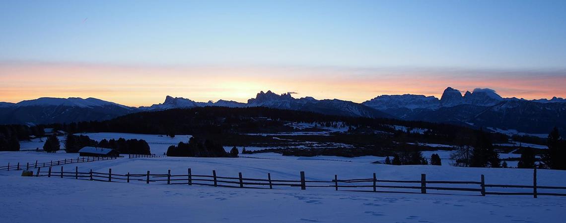 Paesaggio invernale innevato al tramonto