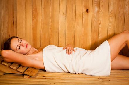 Eine Frau in der Sauna