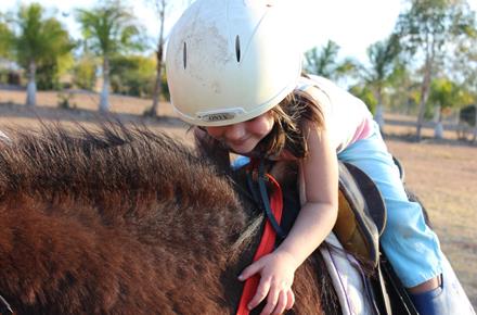 Ein Mädchen beim Reiten