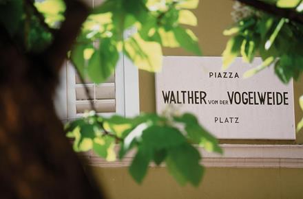 Der Walther von der Vogelweide Platz in Bozen