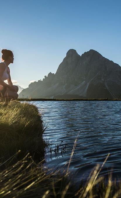Una donna presso un lago di montagna