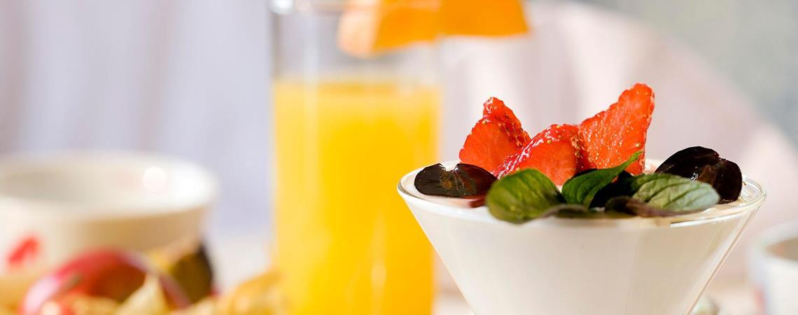 Colazione con frutta fresca