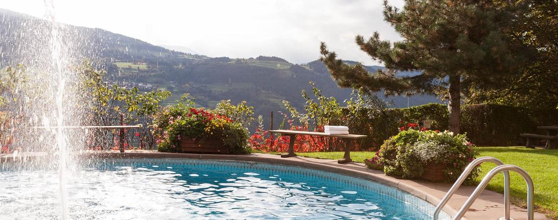 Outdoor pool with a view on the Dolomites