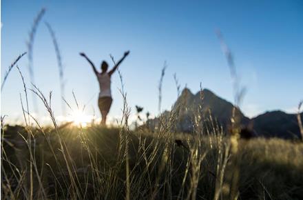 Eine Frau genießt die Morgensonne